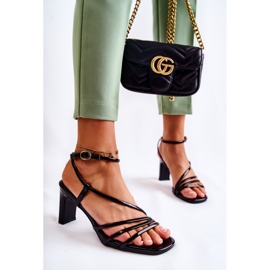 Klassiset mustat lakatut sandaalit kantapäässä Milani 2