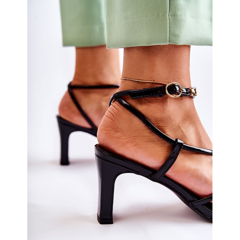 Klassiset mustat lakatut sandaalit kantapäässä Milani 1