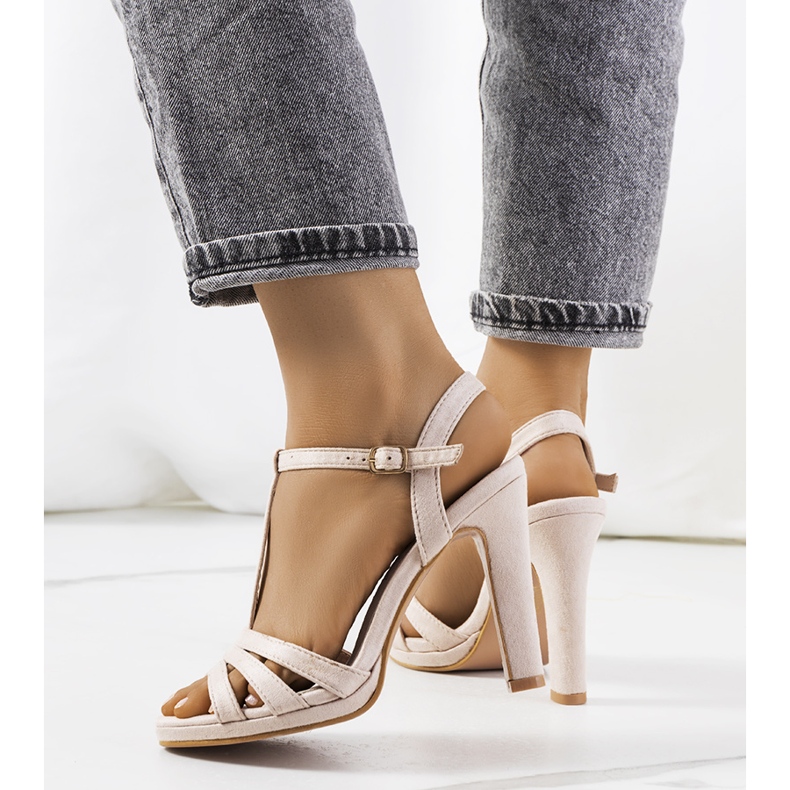 Beiget sandaalit Fossel-tolppassa 1