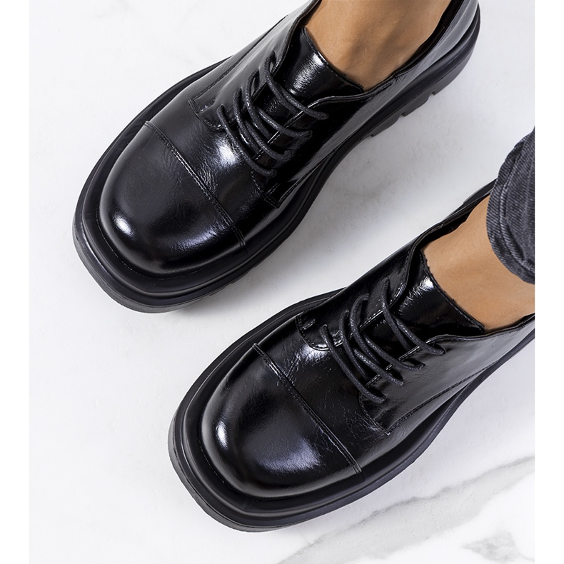 Hentan mustat kengät traktorin pohjassa 1