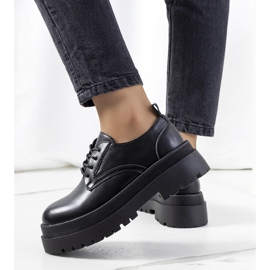 Mustat kengät Foxton-alustalla 1