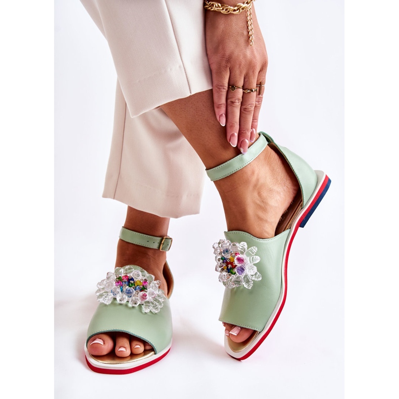 Naisten nahkasandaalit vihreällä Nevassa-koristeella 2