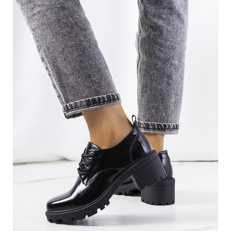 Vancen mustat korkokengät 1