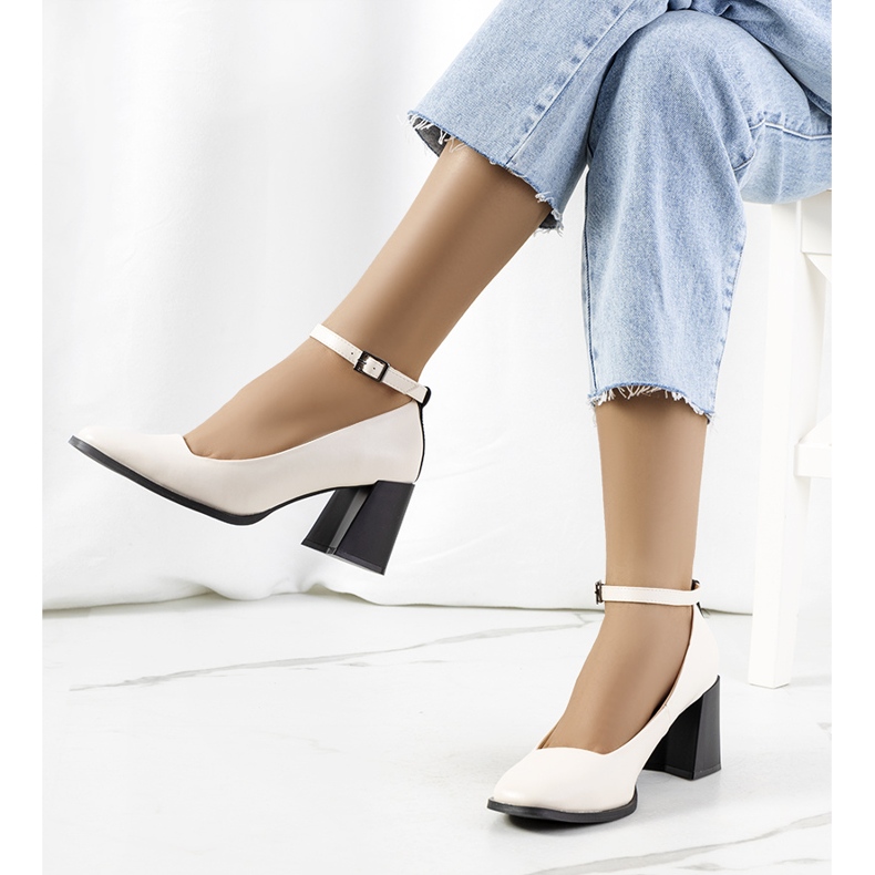 Beiget pumput hihnalla 1