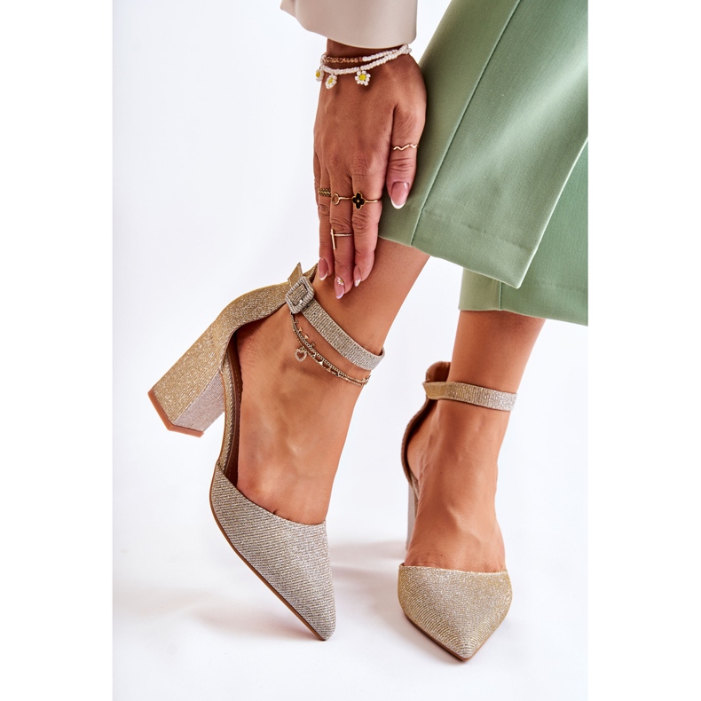 WS1 Kiiltävät pumput Golden Amira -baarissa kultainen 2