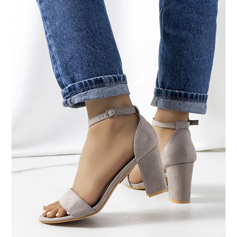 PA1 Harmaat sandaalit Karella-postissa keltainen 1