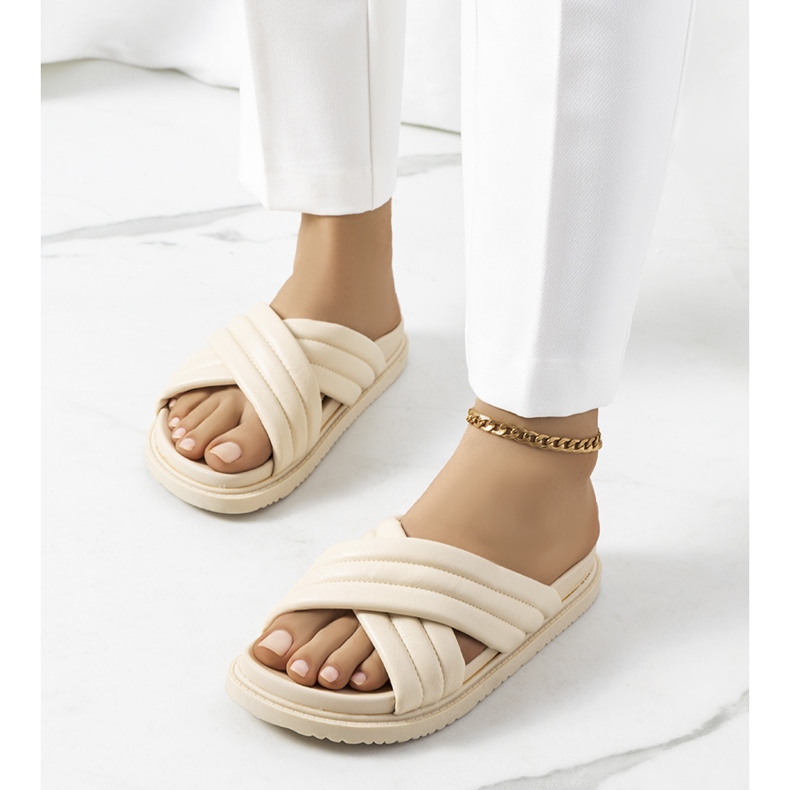 Beiget tossut Daintree-tasolla 1