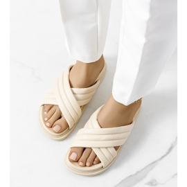 Beiget tossut Daintree-tasolla 2