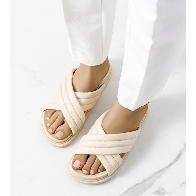 Beiget tossut Daintree-tasolla 2