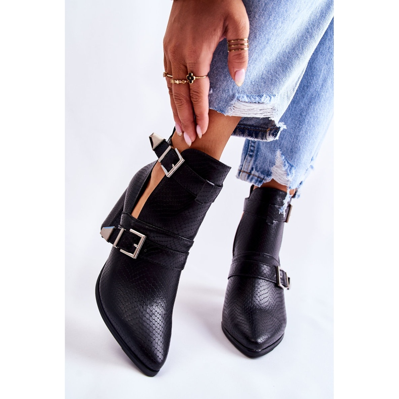 WJ2 Muodikkaat saappaat pylväässä leikkauksilla musta suelo 1