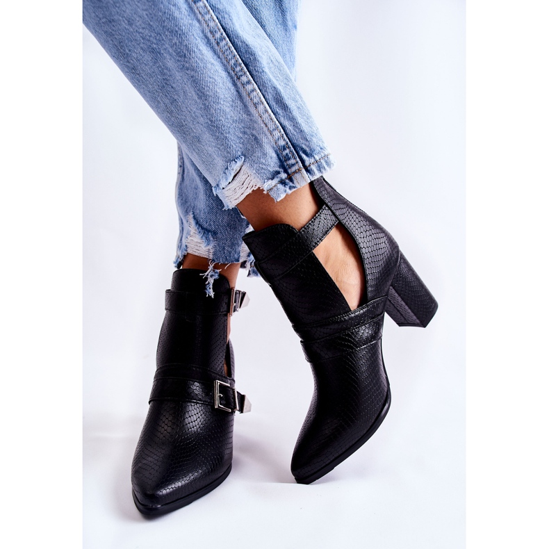 WJ2 Muodikkaat saappaat pylväässä leikkauksilla musta suelo 2