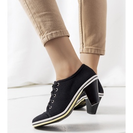 Mustat brogut Belislen postissa 1