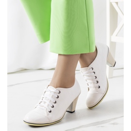 Valkoiset brogut Belislen pylväässä valkoinen 1