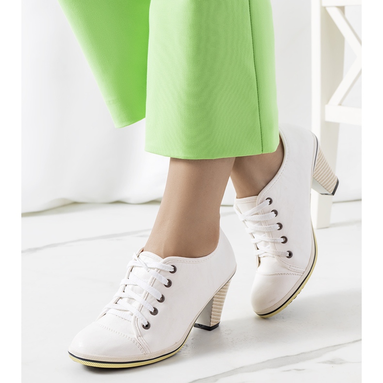 Valkoiset brogut Belislen pylväässä valkoinen 1