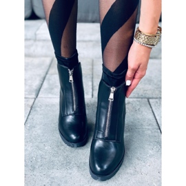 Aaltoilevat mustat korkokengät 1