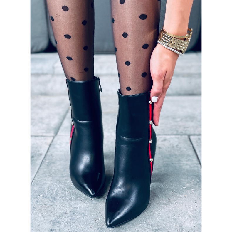 Keli mustat korkokengät 2