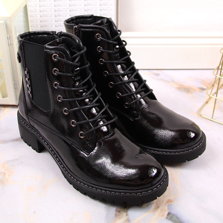 Naisten mustat eristetyt saappaat, lakattu Vinceza 1