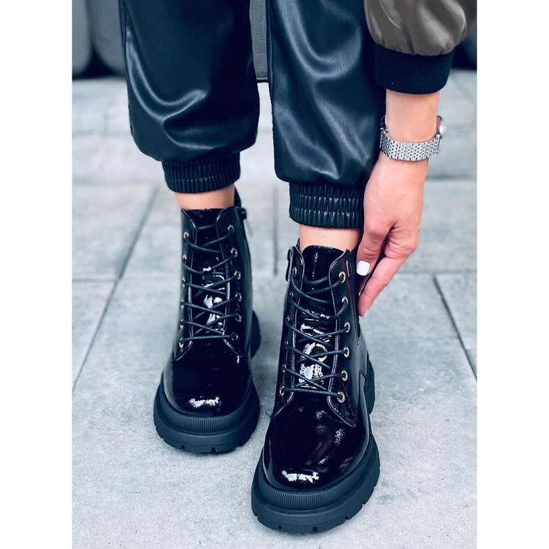 Lakatut nilkkurit ketjulla Jake Black musta 1