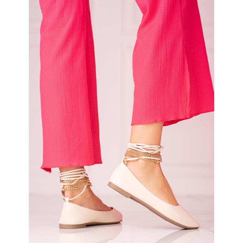 Naisten beigenväriset Shelovet ballerinat ketjuilla 1