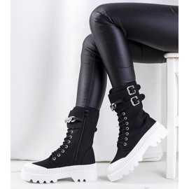 Mustat lenkkarit Taus-ketjulla 1