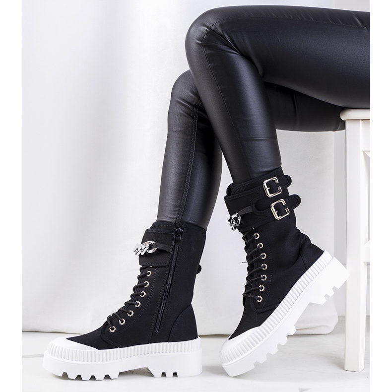 Mustat lenkkarit Taus-ketjulla 1