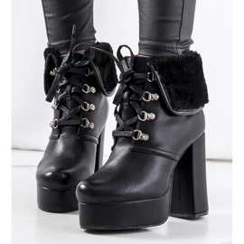 Mustat saappaat Madina-postissa 1