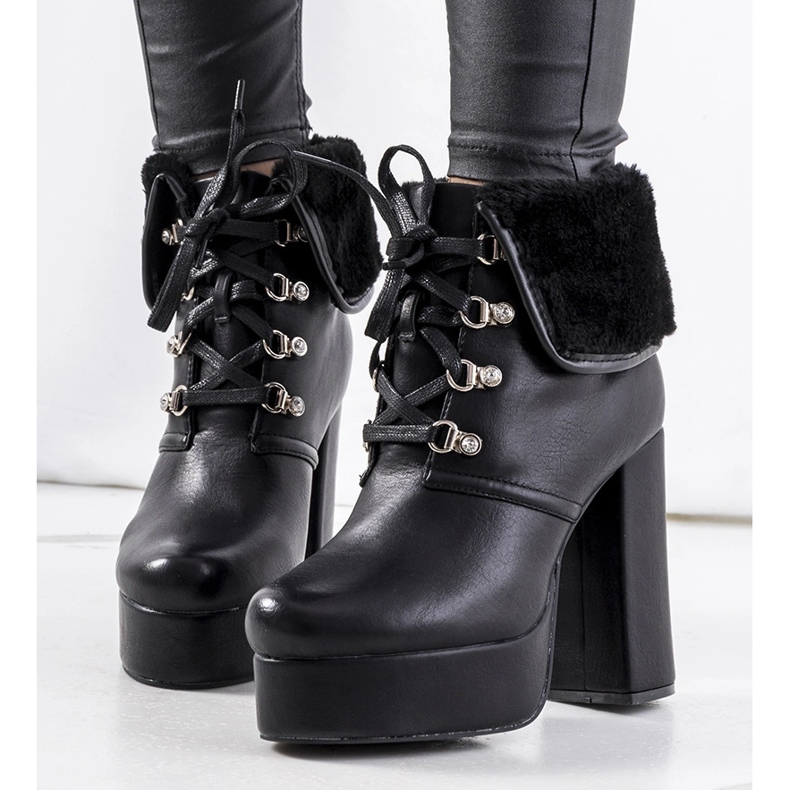 Mustat saappaat Madina-postissa 1