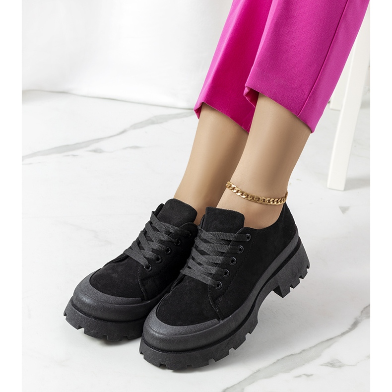 Mustat tennarit Dearth-alustalla 1