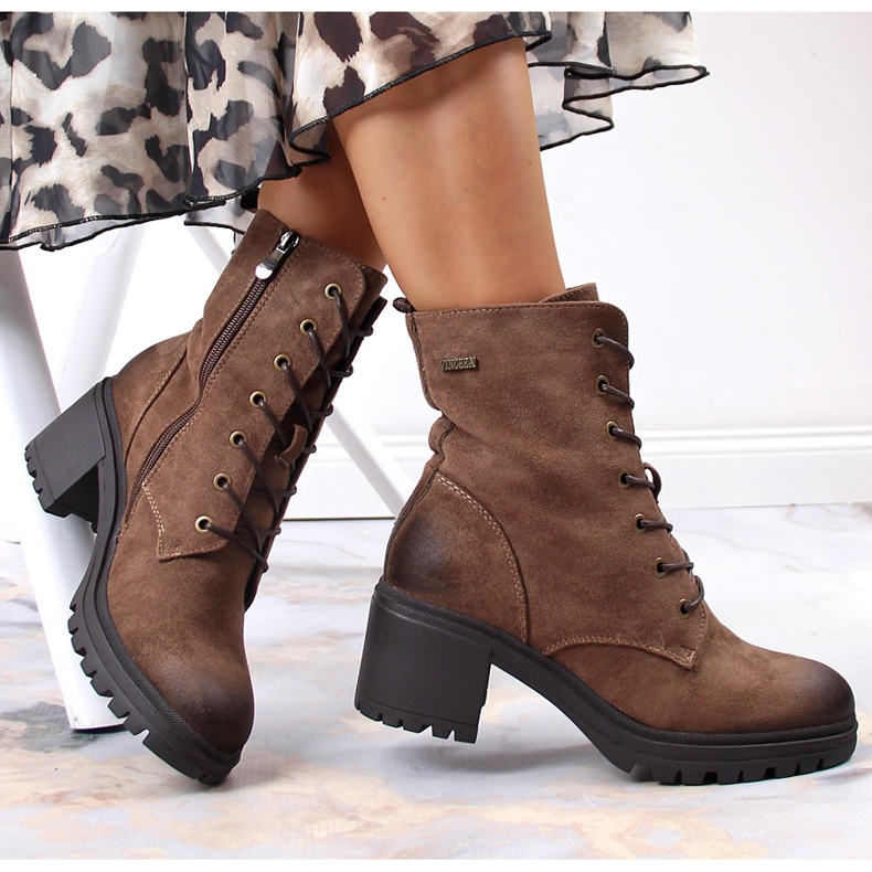 Ruskeat Vinceza-mokkasaappaat tolppassa 1