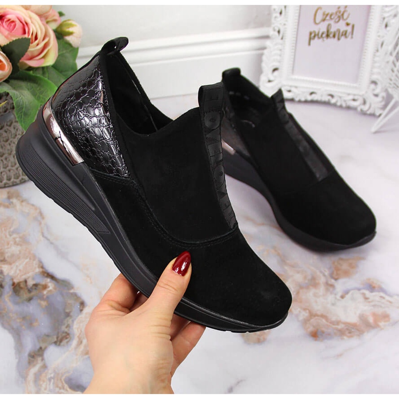 Nahkaiset naisten kengät kiilakorolla, musta Filippo 1