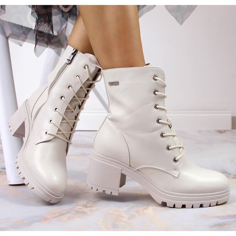 Saappaat tolppassa, eristetty beige Vinceza 1