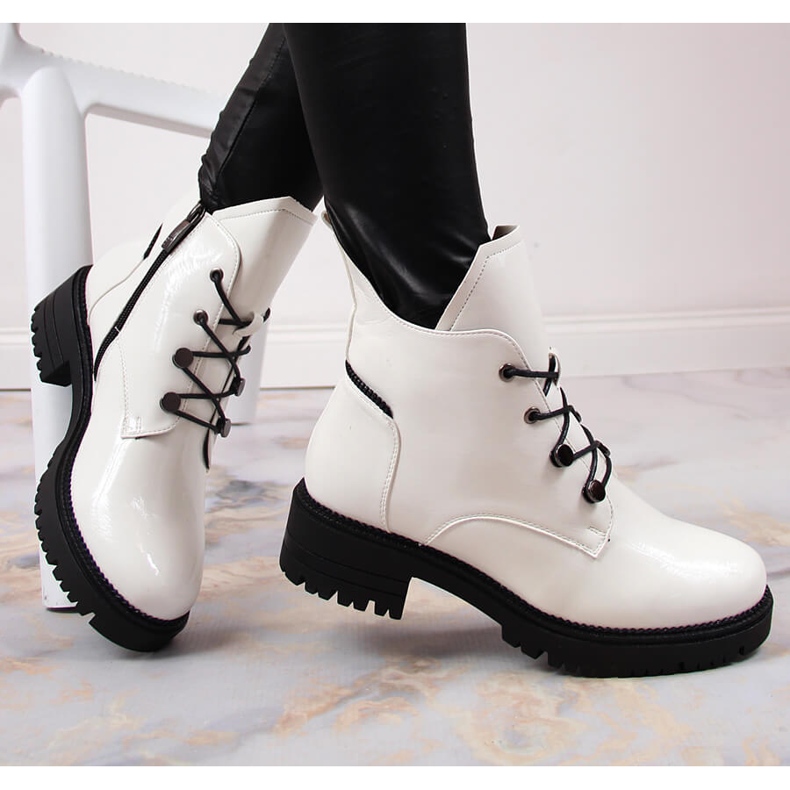 Naisten kengät, lakatut, lämpimänvalkoiset Potocki valkoinen 1