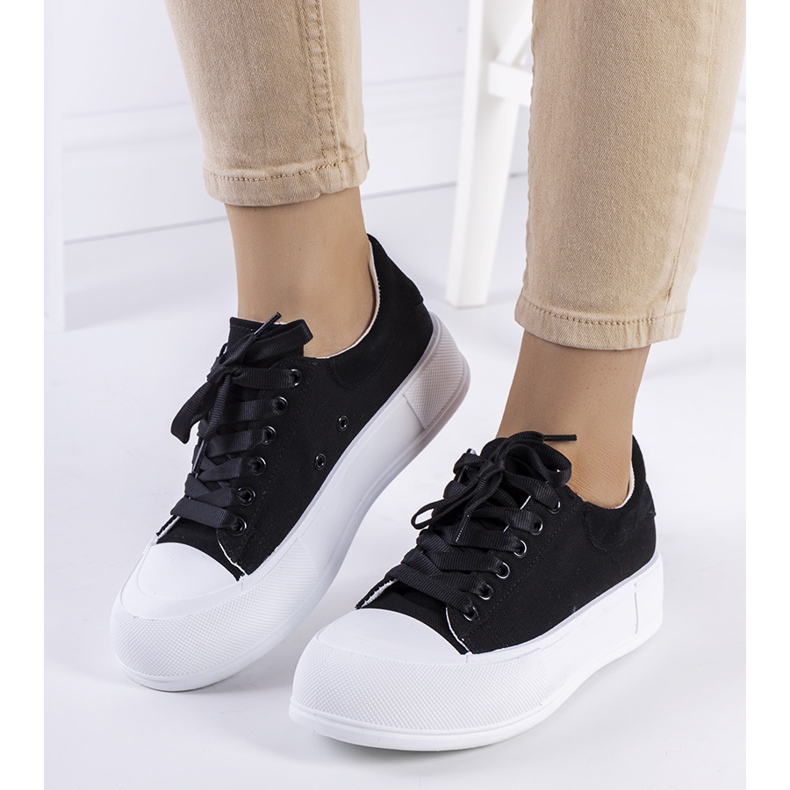 Mustat tennarit Kilkennyn alustalla 1