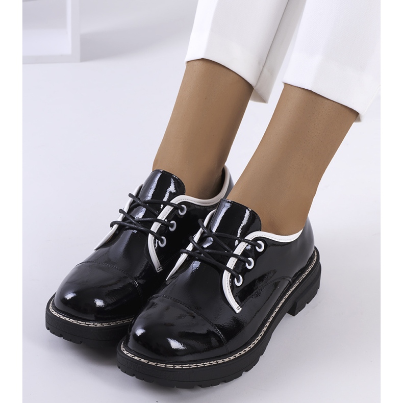 Mustaksi lakatut Kuzem-kengät 1