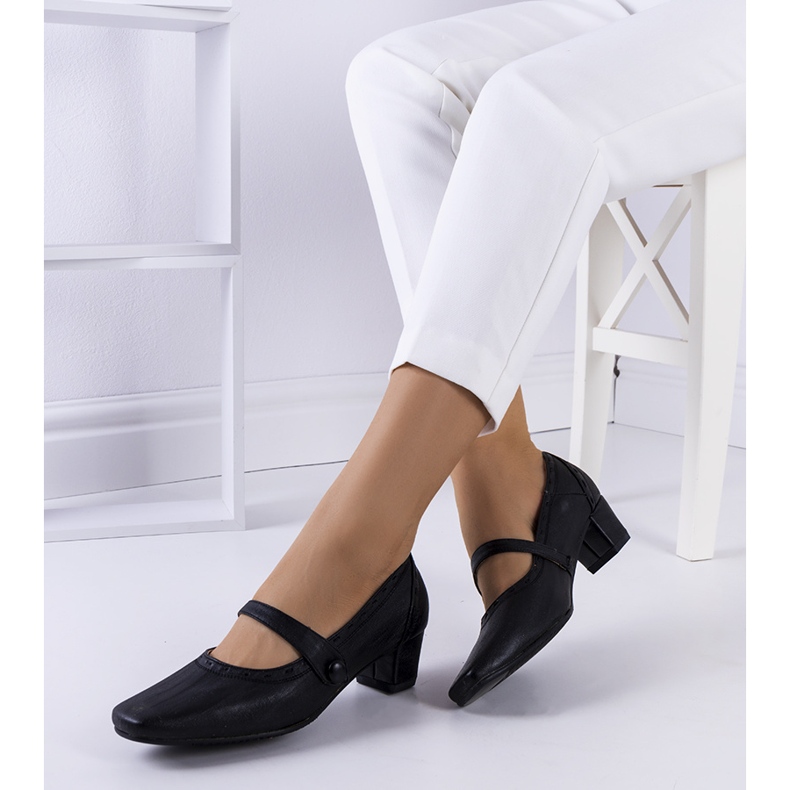 BM Mustat pumput Cilka-hihnalla 1