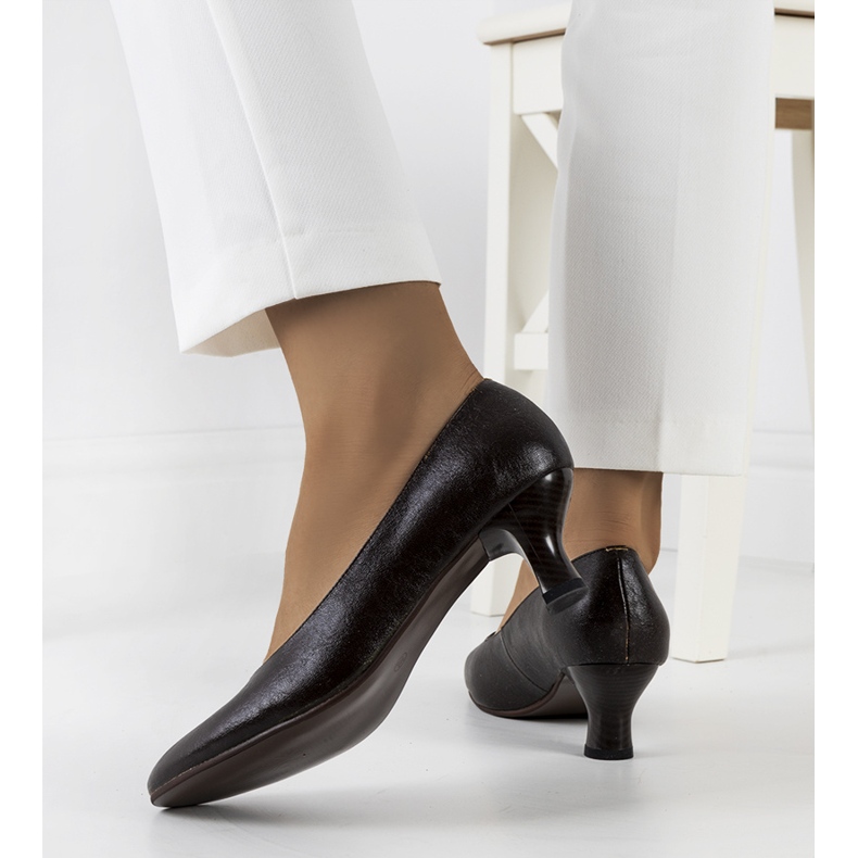 Ruskeat klassiset Vinarnik pumput 1