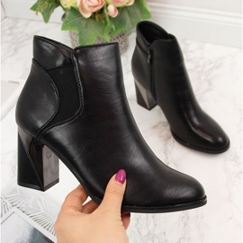 Jezzi Mustat eristetyt saappaat koristetolppassa 1