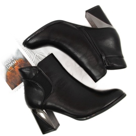 Jezzi Mustat eristetyt saappaat koristetolppassa 2