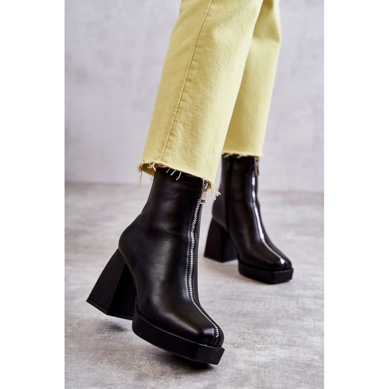 Naisten saappaat paksuilla koroilla, joissa vetoketju musta Carrera 1