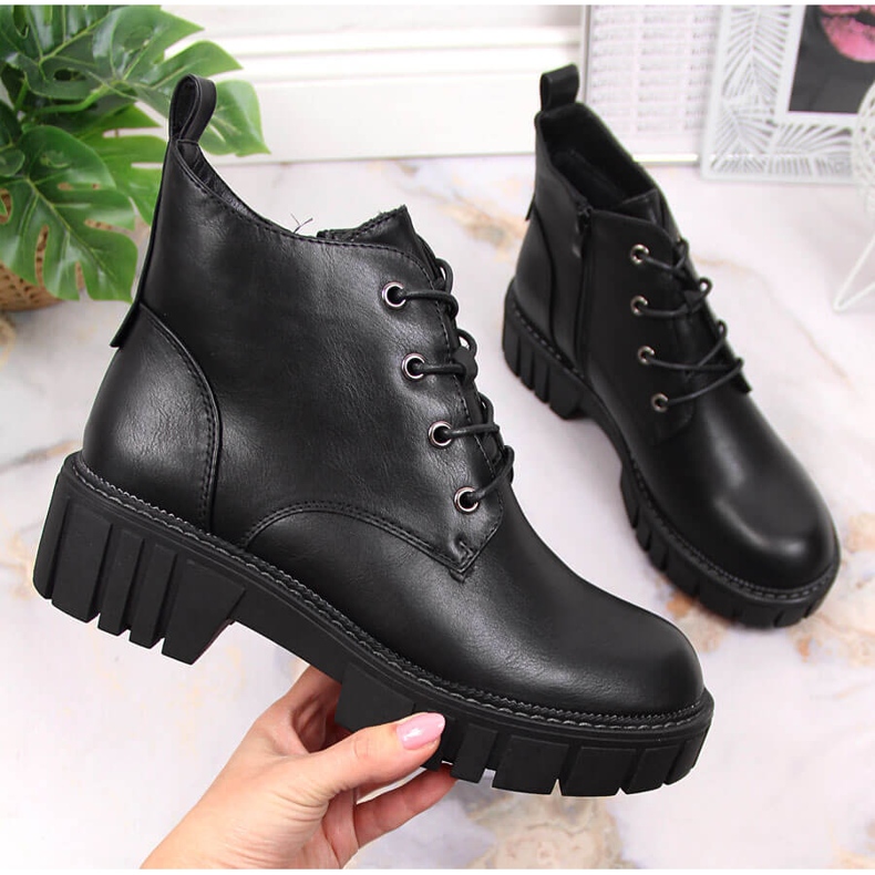 Naisten eristettyjä työntekijöitä mustalla Sergio Leone -tasolla 1