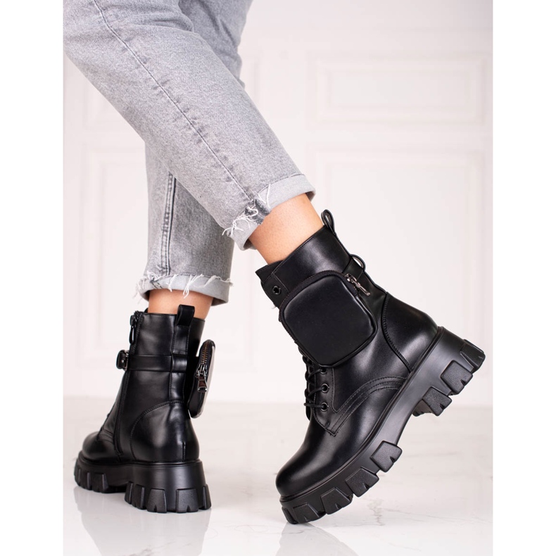 Mustat naisten nauhoitustyöläiset laukun kanssa 1