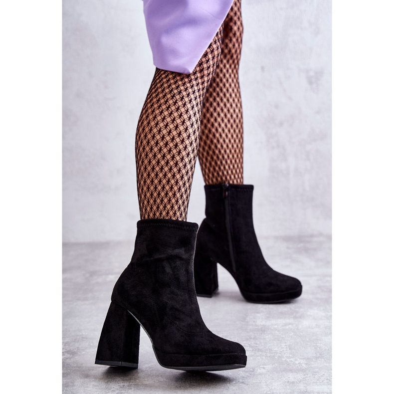 Naisten mokkanahkaiset saappaat kantapäässä, musta Ramira 2