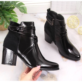 Mustat Laura La.Fi -eristetyt saappaat, joissa turkis pylväässä 1