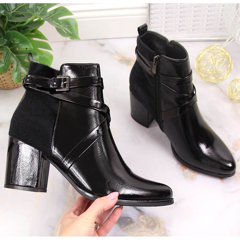 Mustat Laura La.Fi -eristetyt saappaat, joissa turkis pylväässä 1