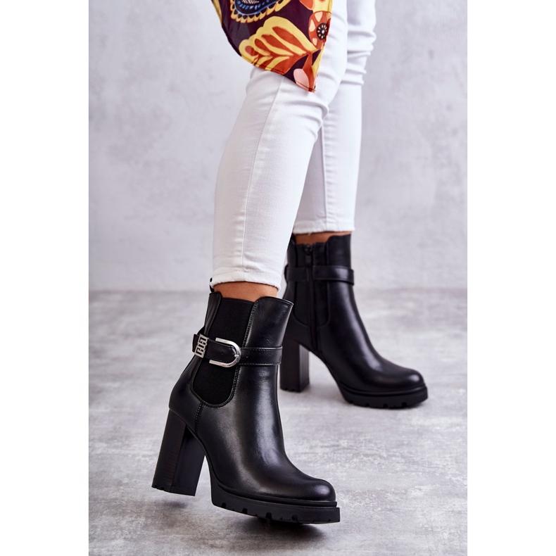 FE1 Mustat Maresolin nahkasaappaat pylväässä koristeellisella vyöllä 1