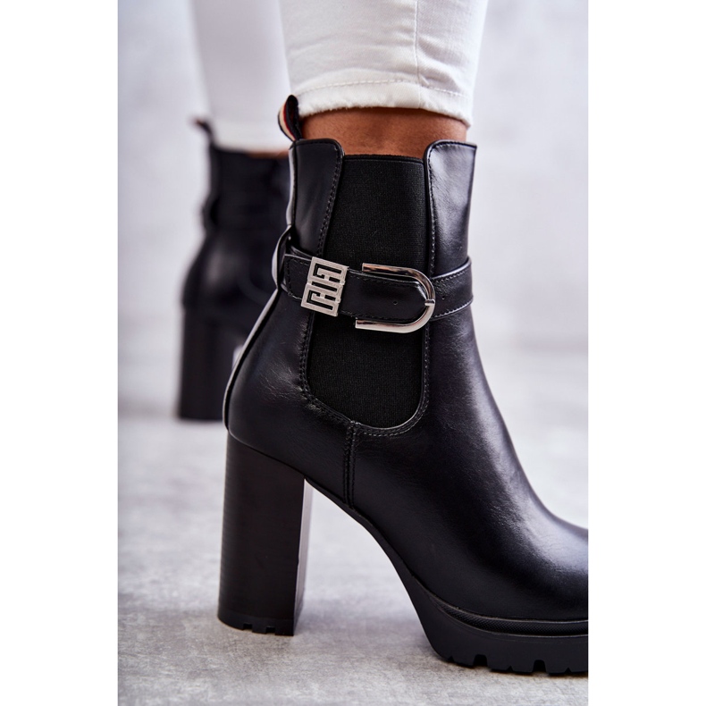 FE1 Mustat Maresolin nahkasaappaat pylväässä koristeellisella vyöllä 2