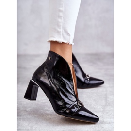 Nahkasaappaat pylväässä Maciejka Black 05262-01 musta 1