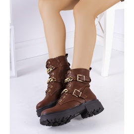 Ruskeat saappaat Corinna-ketjuilla 1