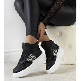 Adolisin mustat tennarit 1