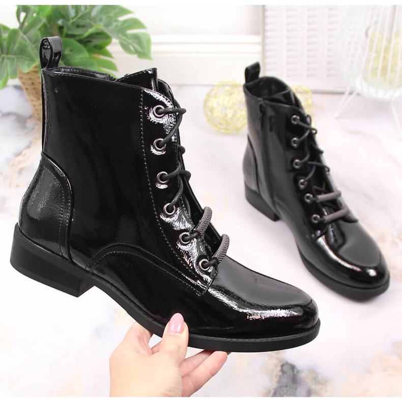 S.Barski Naisten lakatut, eristetyt tasakorkoiset S. Bararskin saappaat musta 1